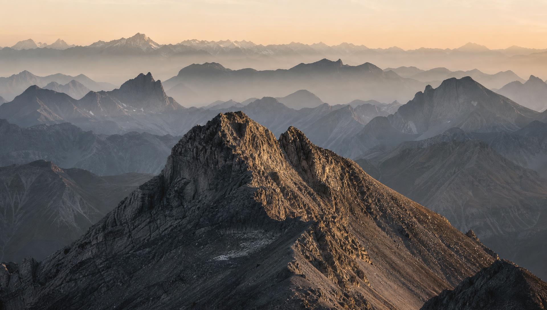 Alpengipfel in morgendlicher Röte als natürliche Festung und Sinnbild für Beständigkeit